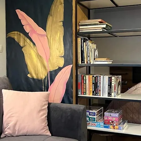“apartcalm - Like At Home” - Close To Subway Apartment