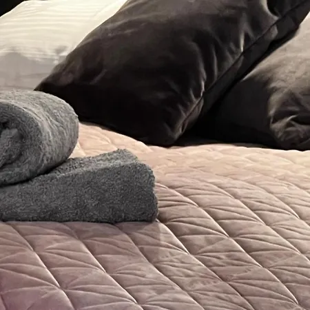 “apartcalm - Like At Home” - Close To Subway Apartment *